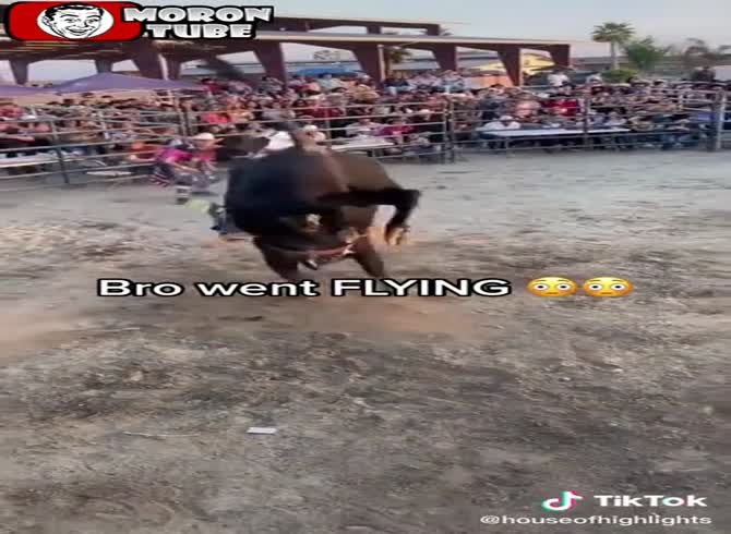 Video :He is offered a spectacular flight by this bull!